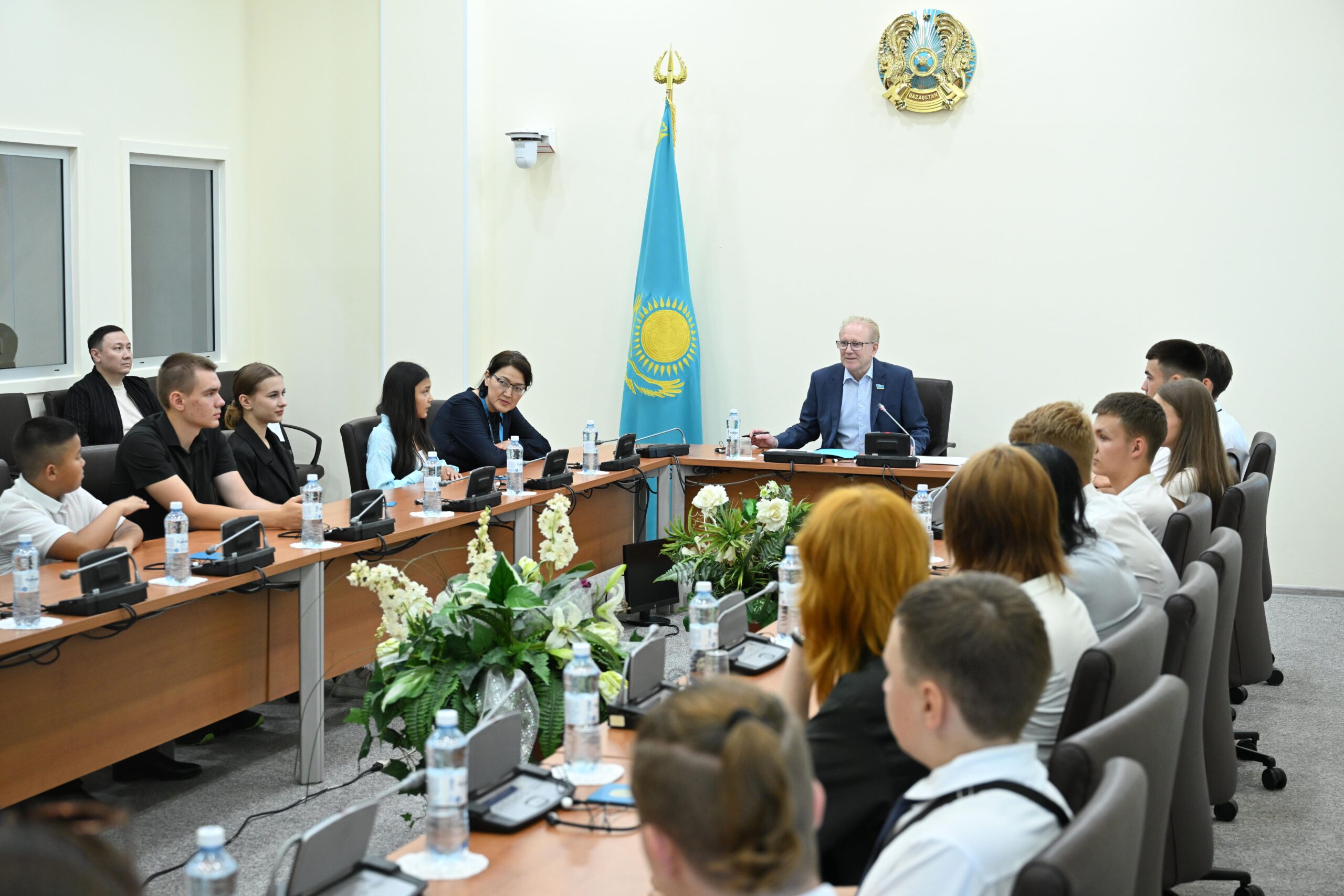 Школьники в креслах министров