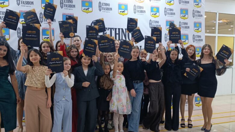 Подиум под софитами